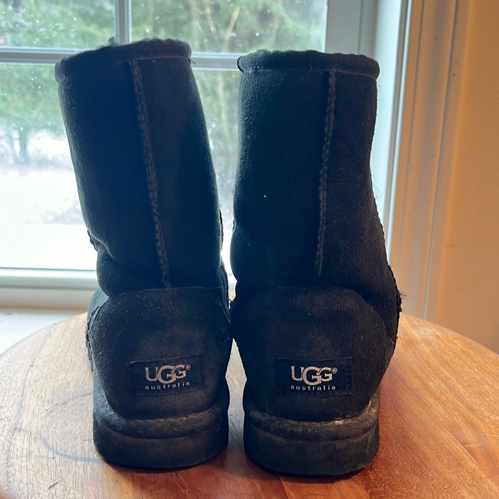 Genuine UGGS 5825 Black Sheepskin Size 39 US 8 Classic Short